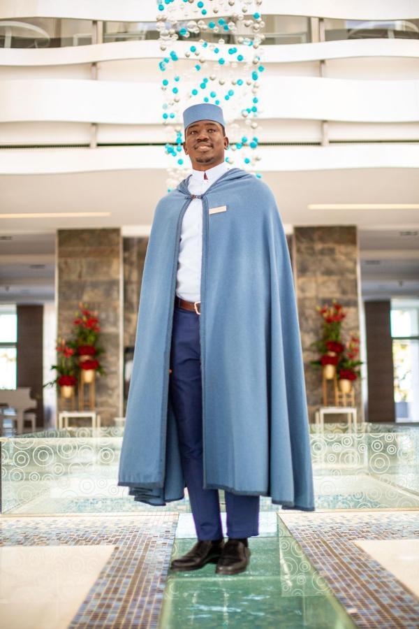 ホテル The View ブズニカ エクステリア 写真 A hotel manager wearing a blue cloak