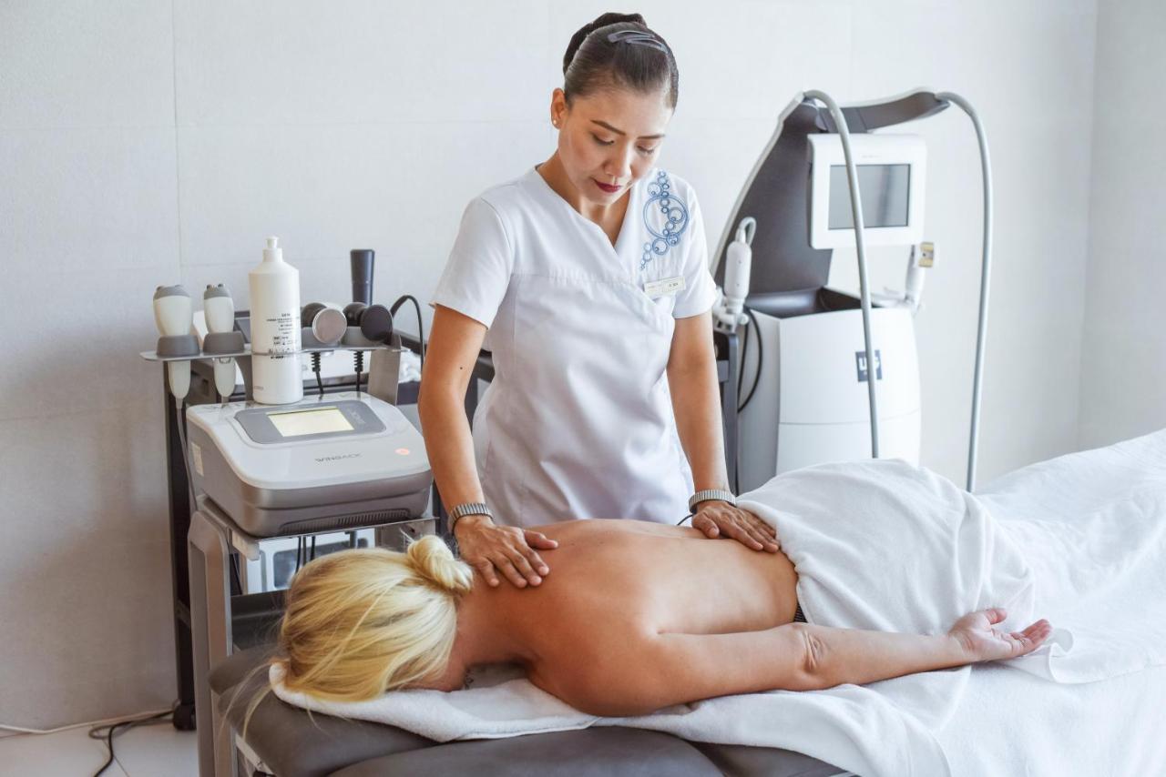 ホテル The View ブズニカ エクステリア 写真 A woman receiving a massage