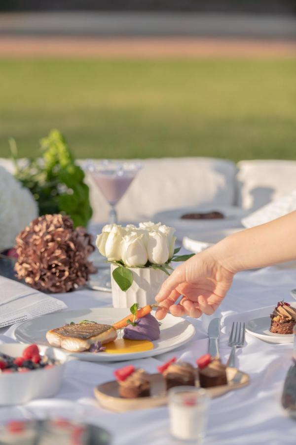 ホテル The View ブズニカ エクステリア 写真 A hand reaches for a carrot at a wedding reception
