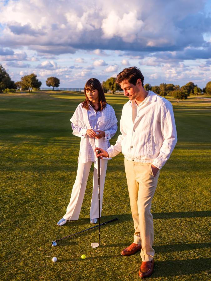 ホテル The View ブズニカ エクステリア 写真 Golfers wearing white