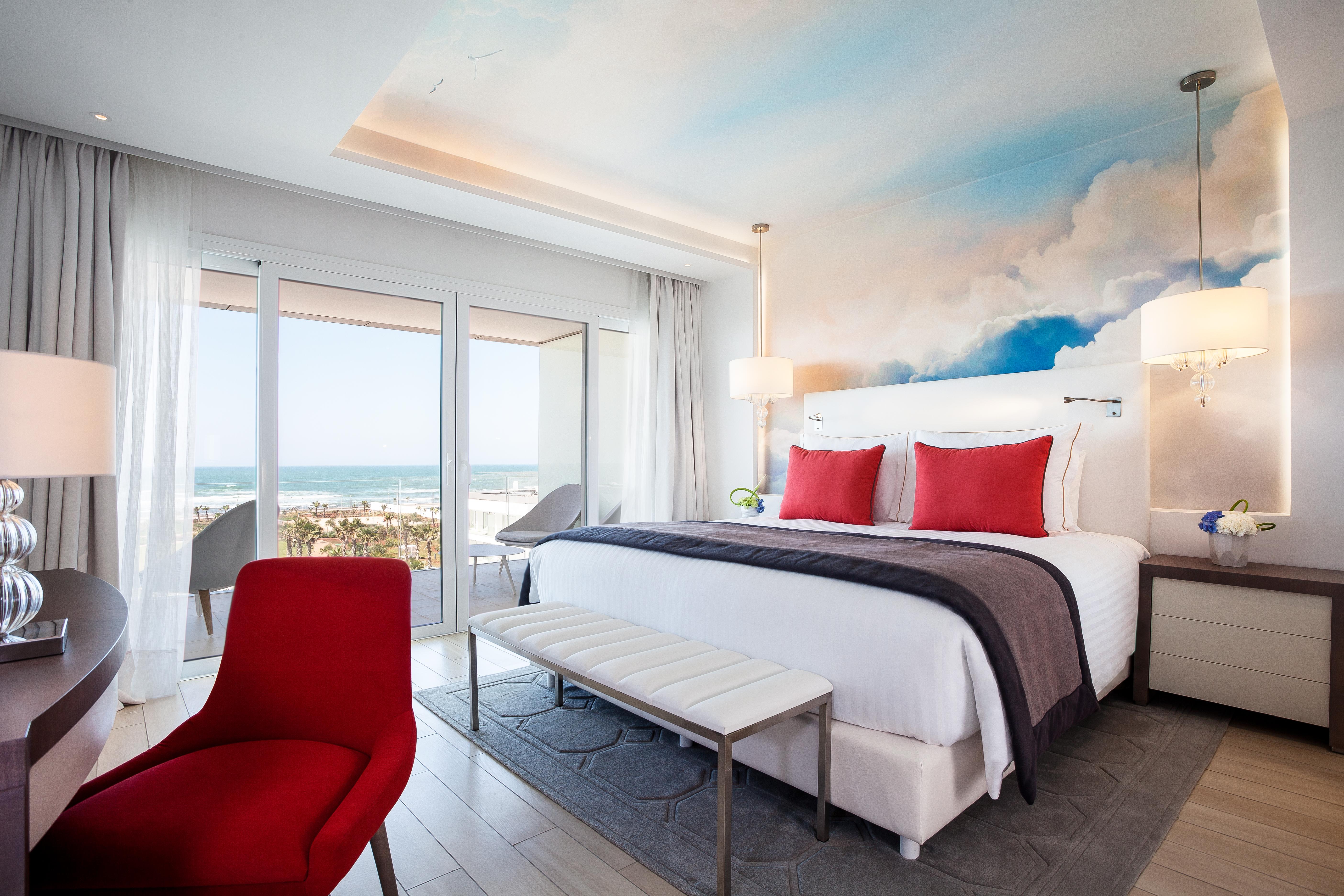 ホテル The View ブズニカ エクステリア 写真 A bedroom at the Hilton Tel Aviv