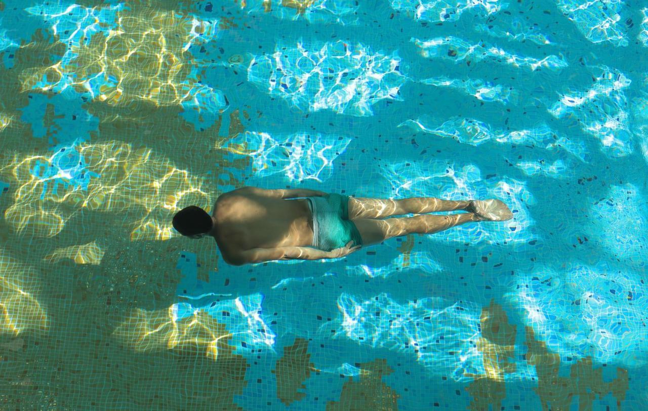 ホテル The View ブズニカ エクステリア 写真 A swimmer in a pool